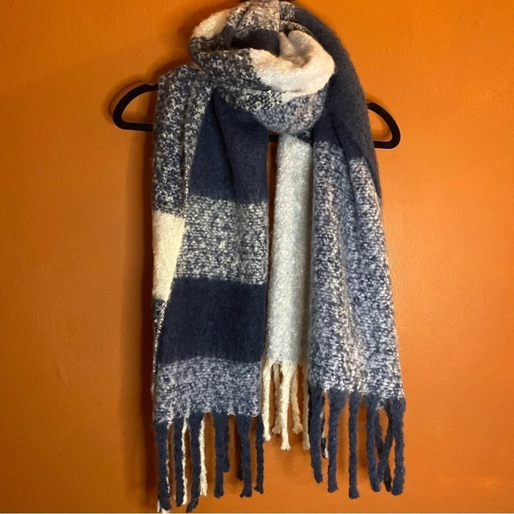 NWOT LOFT Plaid Boucle Scarf - Picture 3 of 6